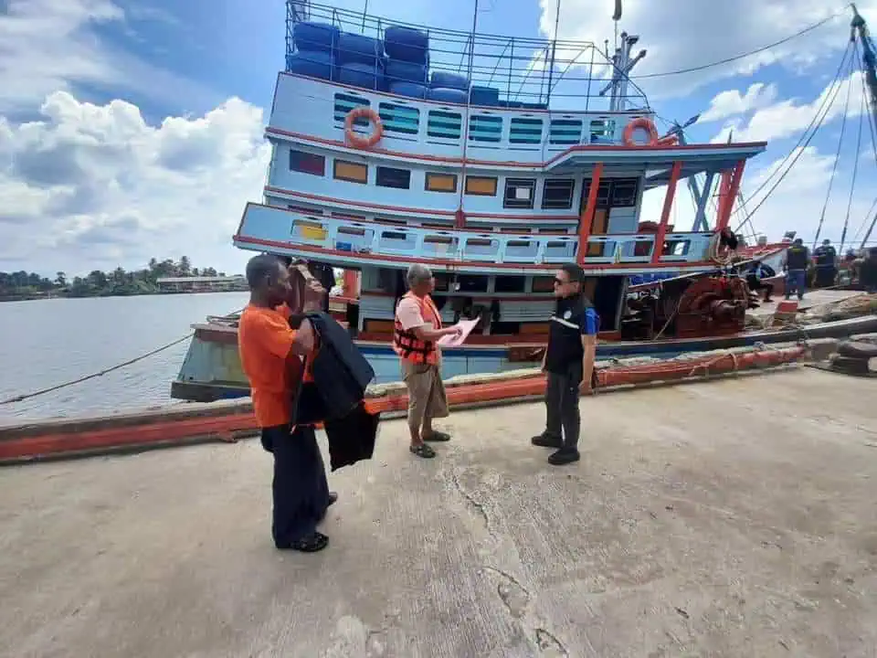 "บิ๊กกาจ" สั่งยึดเรือประมงพร้อมลูกเรือ 12 คน ทำประมงเขตหวงห้าม