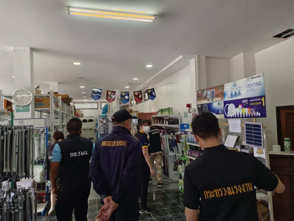 ตม.เชียงใหม่ ตรวจสถานประกอบการ ประชาสัมพันธ์พ.ร.บ.คนเข้าเมือง ตม.เชียงใหม่ ตรวจสถานประกอบการ ประชาสัมพันธ์พ.ร.บ.คนเข้าเมือง