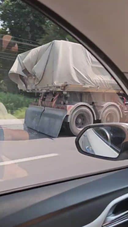 ชาวบ้านสุดทน ดิน ทรายหล่นเกลื่อนถนนเชียงใหม่-จอมทอง วอนสอบรถบรรทุกทำถนนพัง ชาวบ้านสุดทน ดิน ทรายหล่นเกลื่อนถนนเชียงใหม่-จอมทอง วอนสอบรถบรรทุกทำถนนพัง