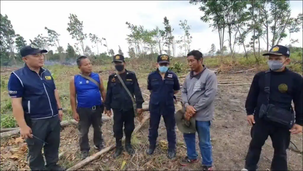 ตำรวจ ปทส บุกยึดพื้นที่ป่า หลังนายทุนจ้างชาวบ้านแผ้วถางรอออกเอกสารสิทธิ์