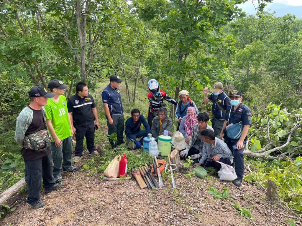 ตำรวจ ปทส บุกยึดพื้นที่ป่า หลังนายทุนจ้างชาวบ้านแผ้วถางรอออกเอกสารสิทธิ์