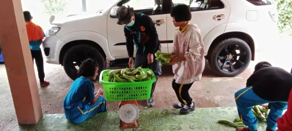 ผาเมือง ดำเนินโครงการทหารพันธุ์ดี “ชุมชนเบิกบาน อาหารปลอดภัย”