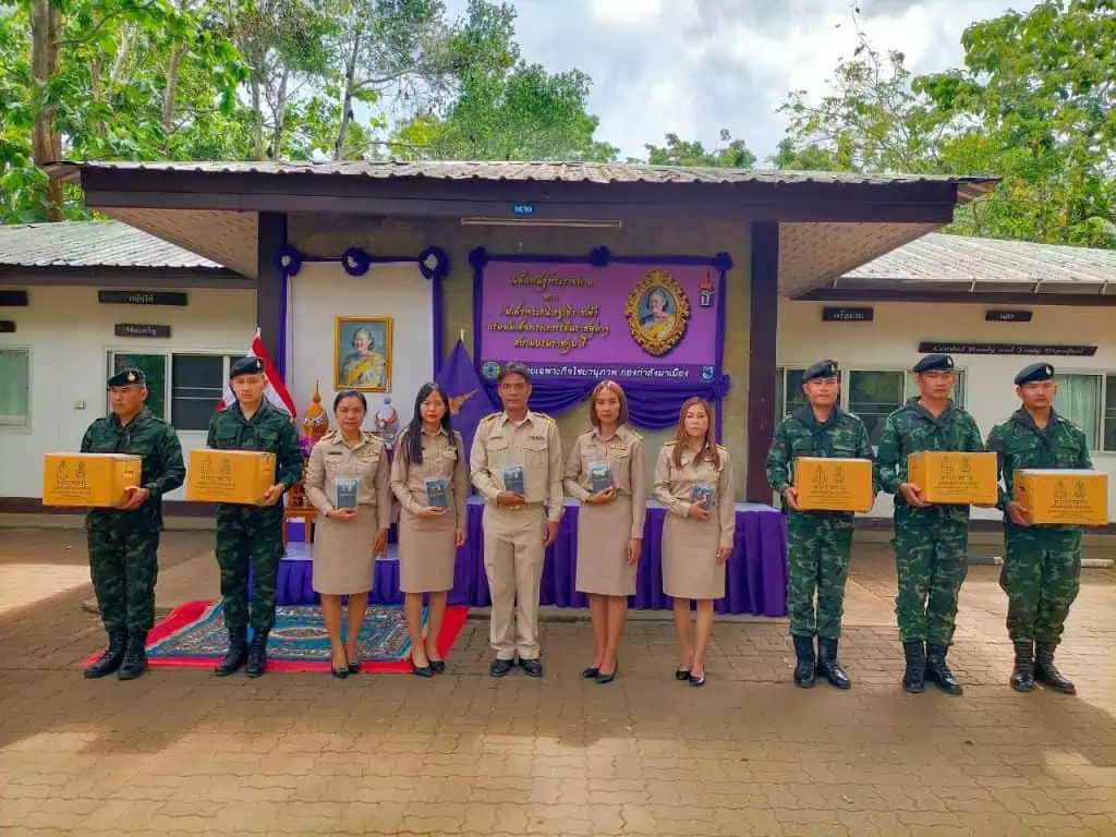 กองกำลังผาเมือง รับมอบเมล็ดพันธุ์ผักพระราชทาน