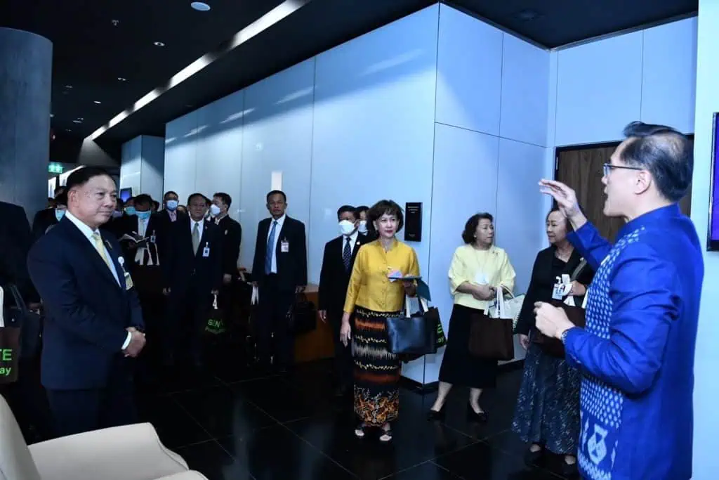 "วีระศักดิ์"บรรยายพิเศษ-นำกมธ.แรงงานวุฒิสภา ชมการออกแบบภายในอาคารวุฒิสภา