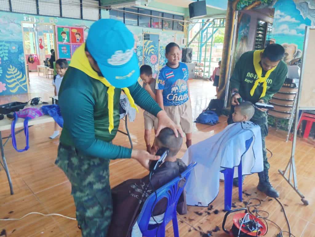 ผาเมือง จัดจิตอาสาตัดผมฟรี นร.ในพื้นที่ชายแดน ผาเมือง จัดจิตอาสาตัดผมฟรี นร.ในพื้นที่ชายแดน