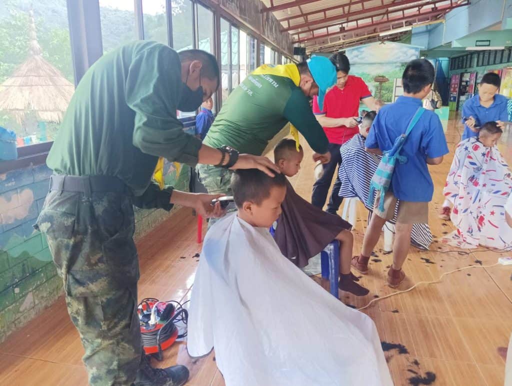 ผาเมือง จัดจิตอาสาตัดผมฟรี นร.ในพื้นที่ชายแดน ผาเมือง จัดจิตอาสาตัดผมฟรี นร.ในพื้นที่ชายแดน