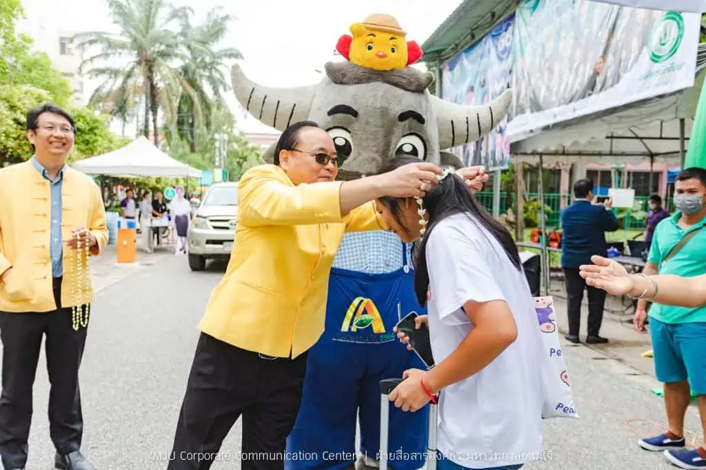 ม.แม่โจ้ ต้อนรับน้องใหม่อบอุ่น อธิการบดีนำทีมรับ Freshy เข้าหอพัก