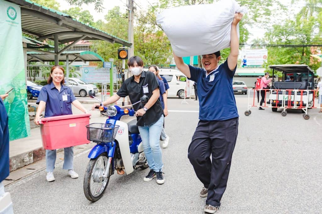 ม.แม่โจ้ ต้อนรับน้องใหม่อบอุ่น อธิการบดีนำทีมรับ Freshy เข้าหอพัก ม.แม่โจ้ ต้อนรับน้องใหม่อบอุ่น อธิการบดีนำทีมรับ Freshy เข้าหอพัก