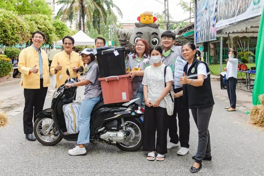 ม.แม่โจ้ ต้อนรับน้องใหม่อบอุ่น อธิการบดีนำทีมรับ Freshy เข้าหอพัก