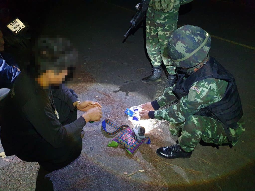 ผาเมือง จับคาด่าน 2 ผู้ต้องหา ซุกซ่อนยาบ้า และเฮโรอีน ผาเมือง จับคาด่าน 2 ผู้ต้องหา ซุกซ่อนยาบ้า และเฮโรอีน