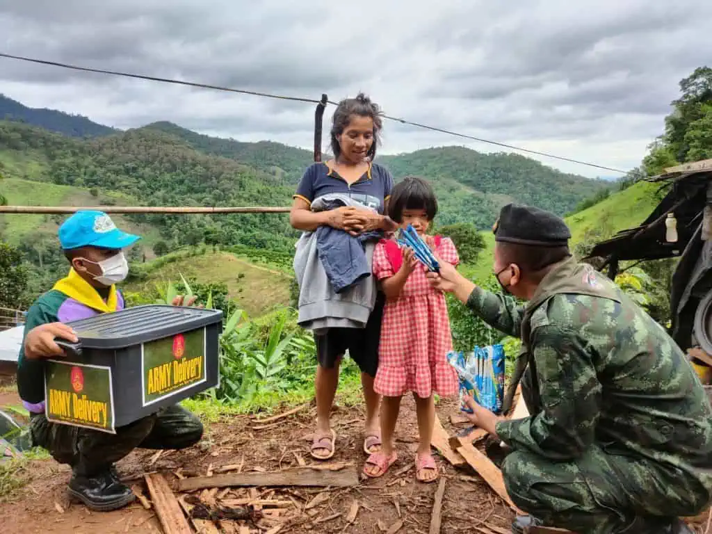 ผาเมือง จัดกิจกรรม Army Delivery ช่วยชาวบ้านในพื้นที่ห่างไกล