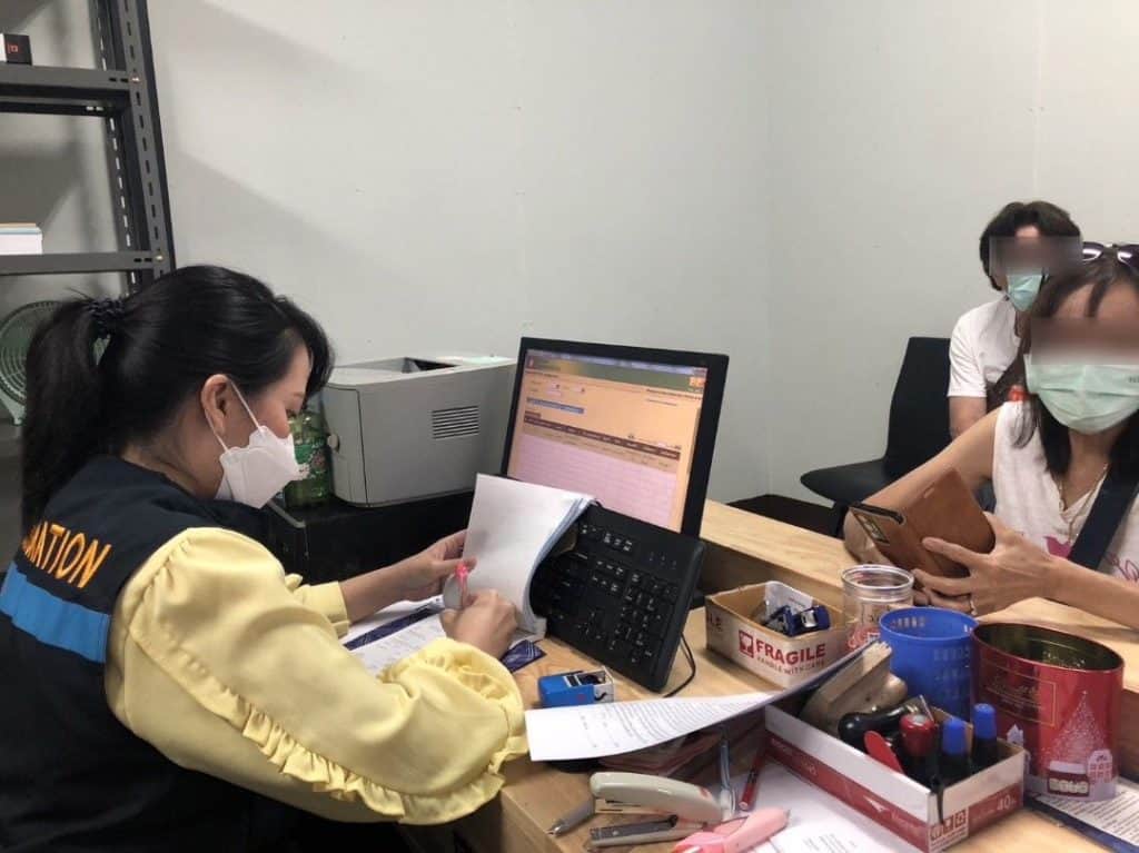 ตม.เชียงใหม่ จับเจ้าบ้าน รับต่างชาติเข้าพักไม่แจ้งที่พักอาศัย ตม.เชียงใหม่ จับเจ้าบ้าน รับต่างชาติเข้าพักไม่แจ้งที่พักอาศัย