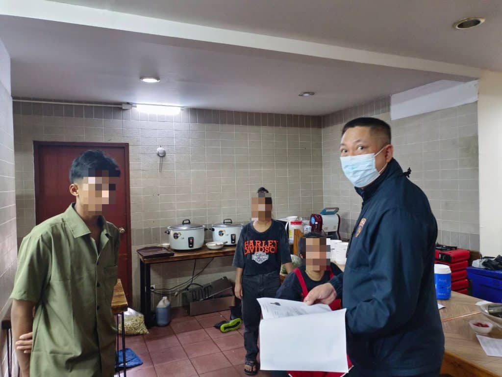 สืบตม.เชียงใหม่จับลูกจ้างต่างด้าว แอบทำงานร้านอาหาร สืบตม.เชียงใหม่จับลูกจ้างต่างด้าว แอบทำงานร้านอาหาร