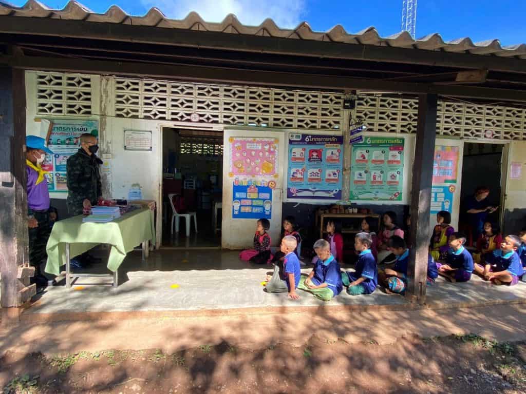 ผาเมือง จัดจิตอาสา มอบอุปกรณ์การเรียนในพื้นที่ห่างไกล ผาเมือง จัดจิตอาสา มอบอุปกรณ์การเรียนในพื้นที่ห่างไกล