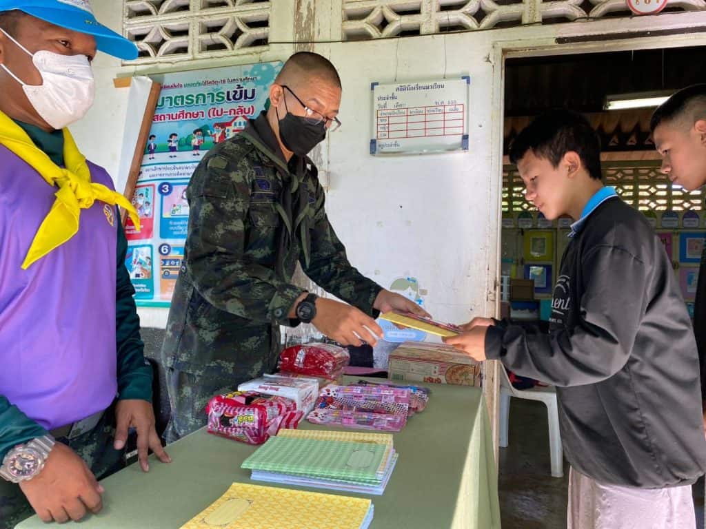 ผาเมือง จัดจิตอาสา มอบอุปกรณ์การเรียนในพื้นที่ห่างไกล ผาเมือง จัดจิตอาสา มอบอุปกรณ์การเรียนในพื้นที่ห่างไกล