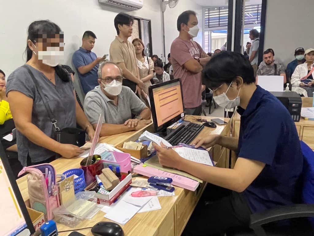 ตม.เชียงใหม่ จับเจ้าบ้าน รับต่างชาติเข้าพักไม่แจ้งภายใน 24 ชม. ตม.เชียงใหม่ จับเจ้าบ้าน รับต่างชาติเข้าพักไม่แจ้งภายใน 24 ชม.