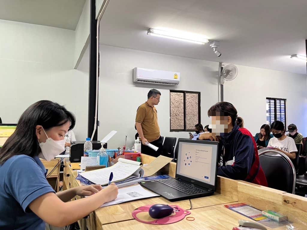 ตม.เชียงใหม่ จับเจ้าบ้าน รับต่างชาติเข้าพักไม่แจ้งภายใน 24 ชม. ตม.เชียงใหม่ จับเจ้าบ้าน รับต่างชาติเข้าพักไม่แจ้งภายใน 24 ชม.