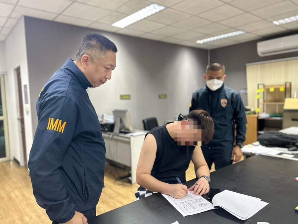 ตม.เชียงใหม่ รวบชาวจีน หนีหมายจับ ตม.เชียงใหม่ รวบชาวจีน หนีหมายจับ