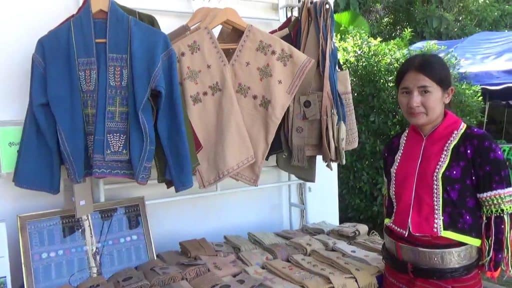 ผลิตภัณฑ์ผ้าย้อมสี"ดาราอั้ง" หัตถกรรมสร้างรายได้สู่ชุมชน ผลิตภัณฑ์ผ้าย้อมสี"ดาราอั้ง" หัตถกรรมสร้างรายได้สู่ชุมชน