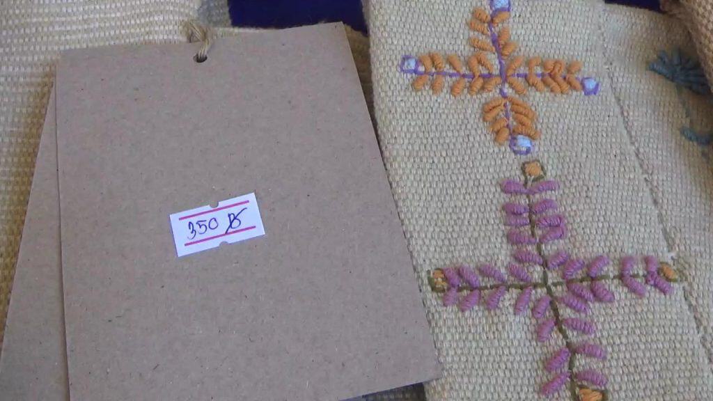 ผลิตภัณฑ์ผ้าย้อมสี"ดาราอั้ง" หัตถกรรมสร้างรายได้สู่ชุมชน ผลิตภัณฑ์ผ้าย้อมสี"ดาราอั้ง" หัตถกรรมสร้างรายได้สู่ชุมชน