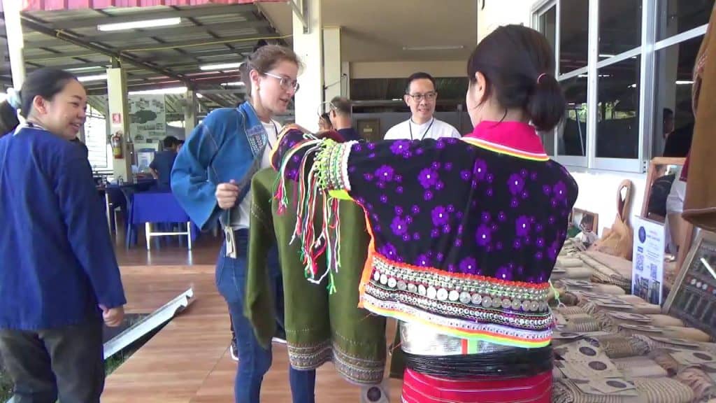 ผลิตภัณฑ์ผ้าย้อมสี"ดาราอั้ง" หัตถกรรมสร้างรายได้สู่ชุมชน ผลิตภัณฑ์ผ้าย้อมสี"ดาราอั้ง" หัตถกรรมสร้างรายได้สู่ชุมชน