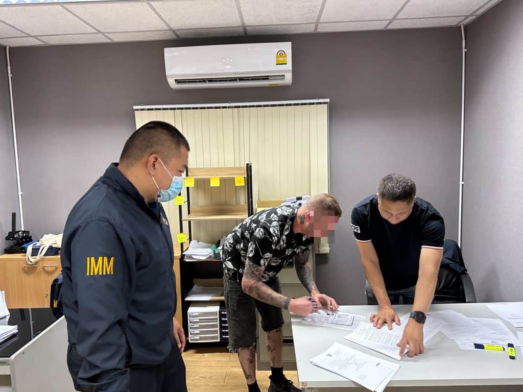 ตม.เชียงใหม่จับชาวไอริช โอเวอร์สเตย์ ไม่ยื่นขอเปลี่ยนวีซ่า ตม.เชียงใหม่จับชาวไอริช โอเวอร์สเตย์ ไม่ยื่นขอเปลี่ยนวีซ่า