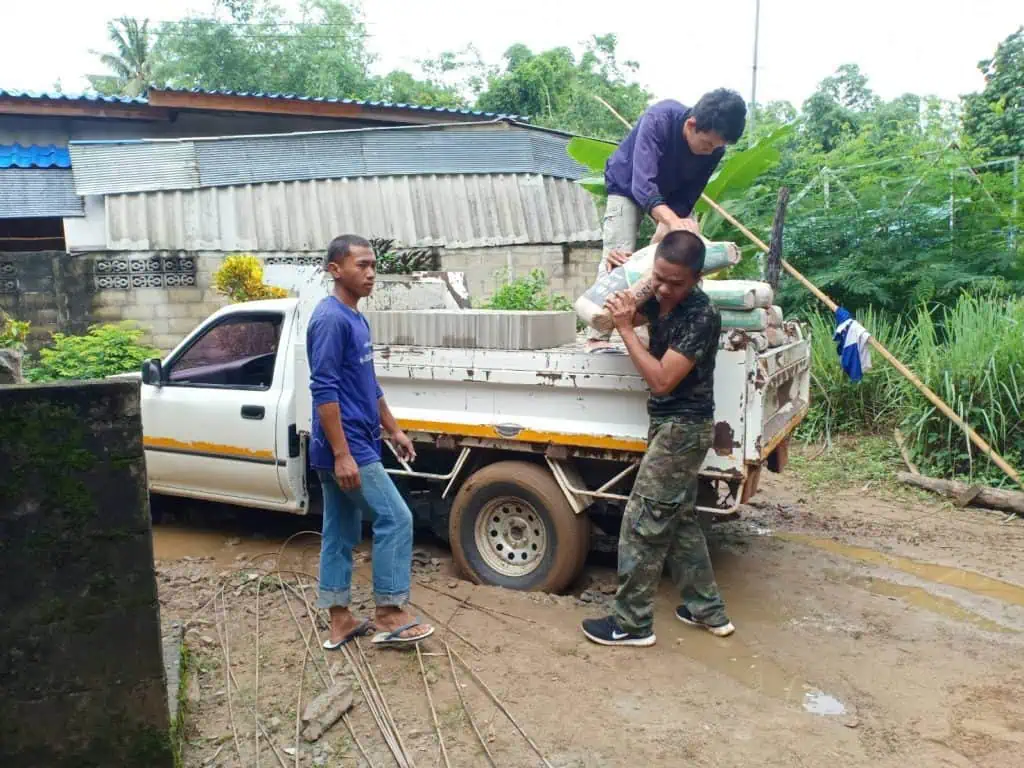 ผาเมือง ร่วมซ่อมบ้านให้ผู้ยากไร้ ในพื้นที่ อ.ฝาง จ.เชียงใหม่