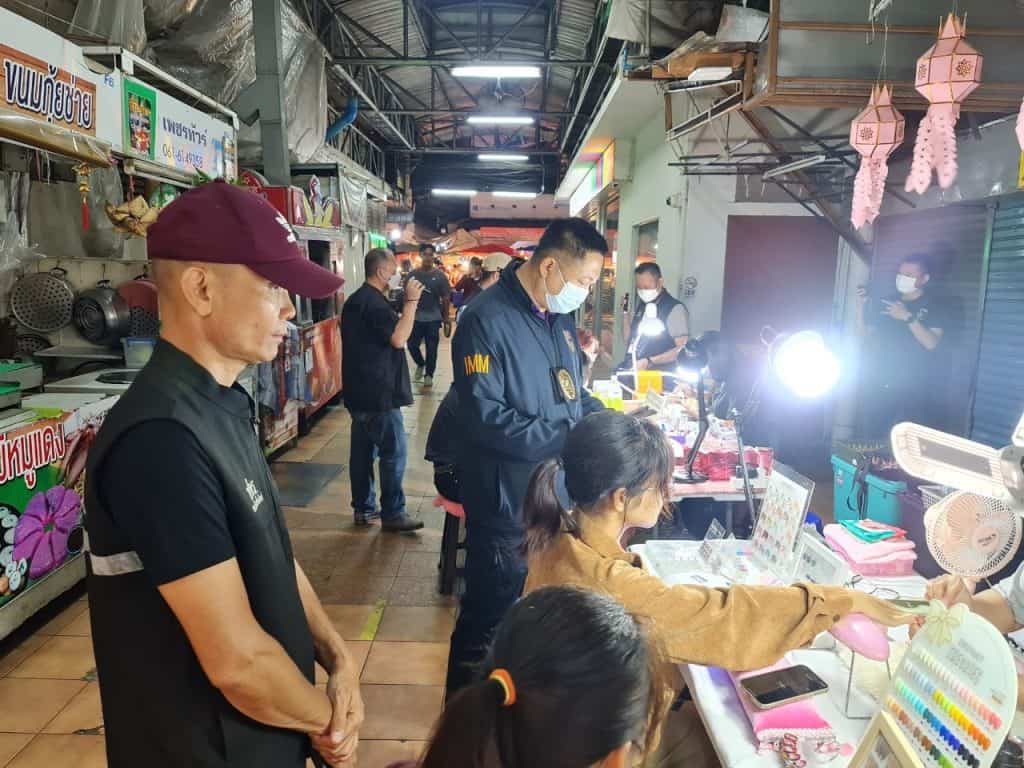 ตม.เชียงใหม่ ตรวจสถานประกอบการย่านตลาดวโรรส ประชาสัมพันธ์ พ.ร.บ.คนเข้าเมือง ตม.เชียงใหม่ ตรวจสถานประกอบการย่านตลาดวโรรส ประชาสัมพันธ์ พ.ร.บ.คนเข้าเมือง