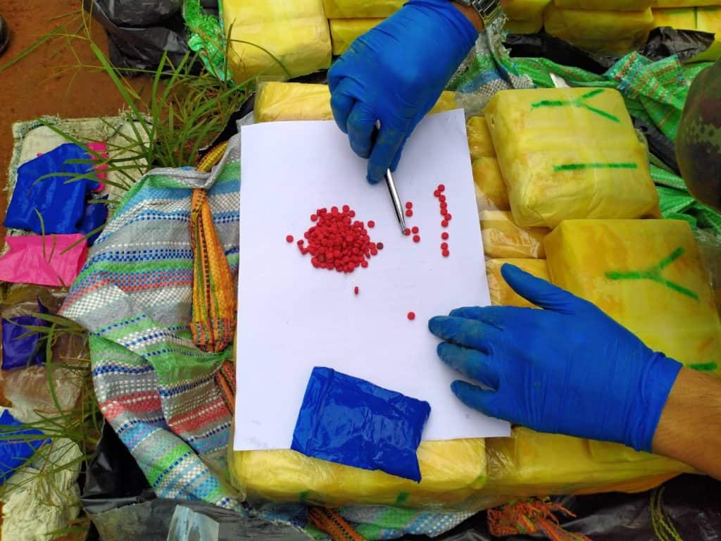 ผาเมือง ยึดยาบ้า 2 แสนเม็ด ที่อ.แม่ฟ้าหลวง จ.เชียงราย ผาเมือง ยึดยาบ้า 2 แสนเม็ด ที่อ.แม่ฟ้าหลวง จ.เชียงราย