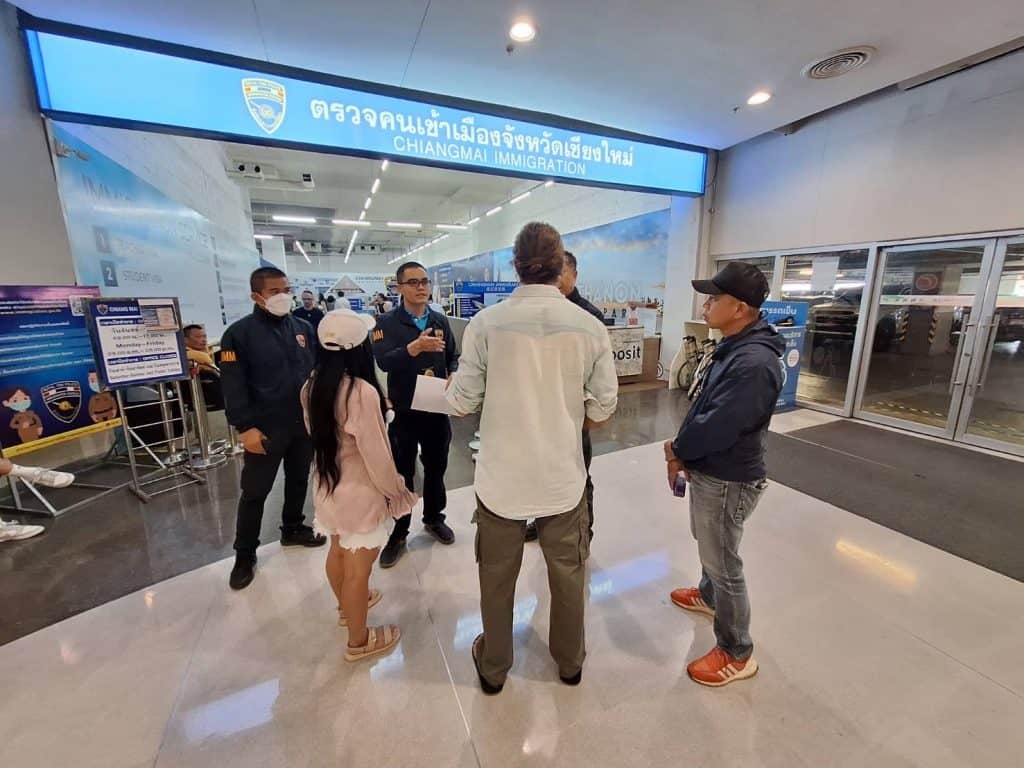 ตม.เชียงใหม่ จับหนุ่มอเมริกัน หนีหมายจับ ตม.เชียงใหม่ จับหนุ่มอเมริกัน หนีหมายจับ