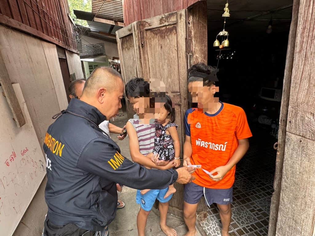 ตม.เชียงใหม่ลุยตรวจพื้นที่สุ่มเสี่ยง ป้องกันอาชญากรรม ตม.เชียงใหม่ลุยตรวจพื้นที่สุ่มเสี่ยง ป้องกันอาชญากรรม