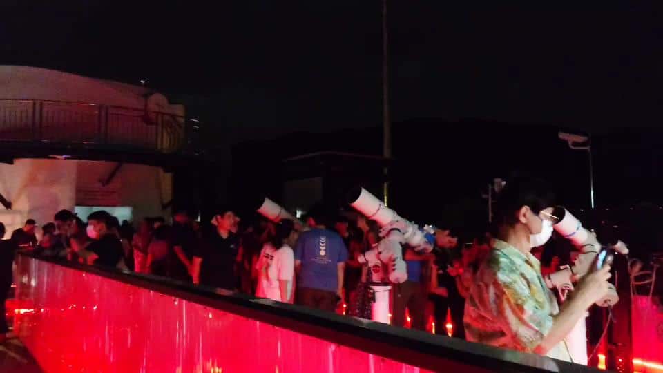 ไม่ผิดหวัง ชาวเชียงใหม่ชมซูเปอร์บลูมูน-จันทร์เต็มดวงครั้งที่สองของเดือน ไม่ผิดหวัง ชาวเชียงใหม่ชมซูเปอร์บลูมูน-จันทร์เต็มดวงครั้งที่สองของเดือน