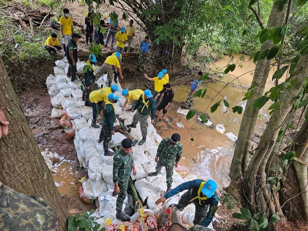 ผาเมืองร่วมสร้างฝายชะลอน้ำ จ.อุตรดิตถ์