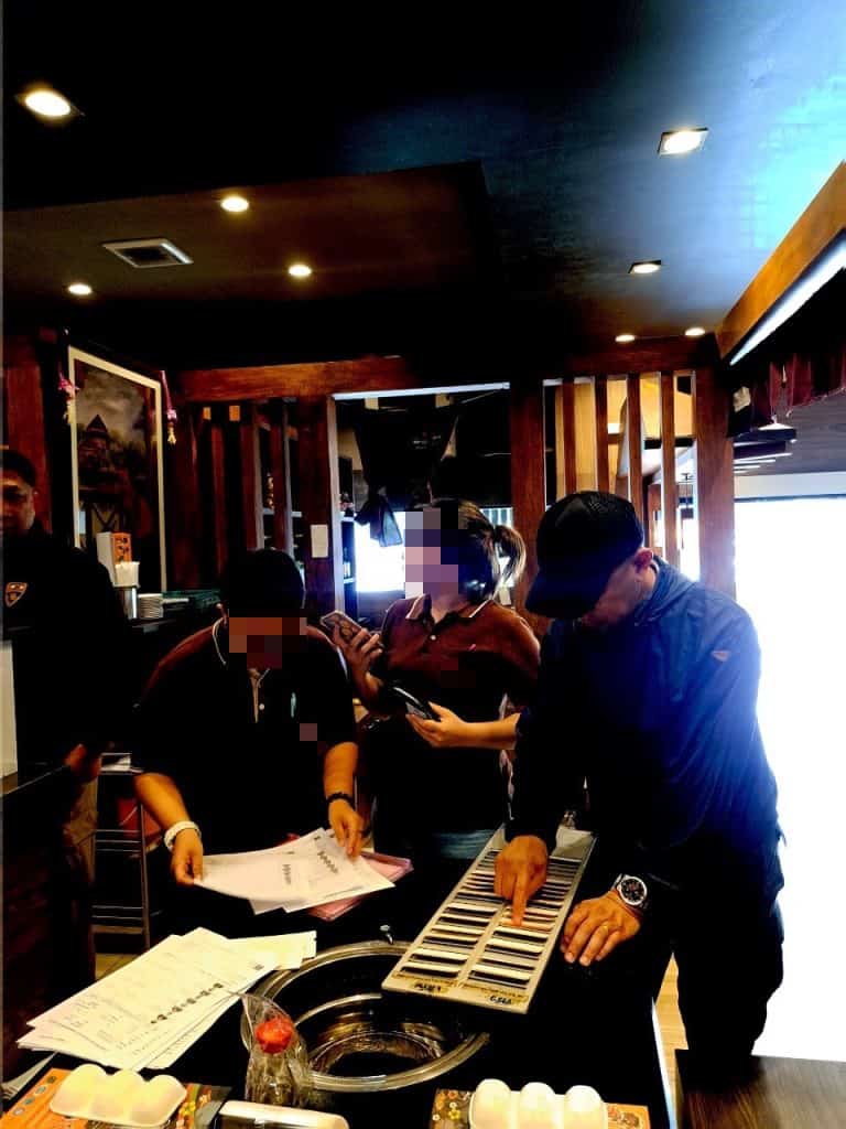 สืบตม.5 จับปรับเจ้าของร้านอาหารให้ที่พักต่างด้าวไม่แจ้งเจ้าหน้าที่ สืบตม.5 จับปรับเจ้าของร้านอาหารให้ที่พักต่างด้าวไม่แจ้งเจ้าหน้าที่