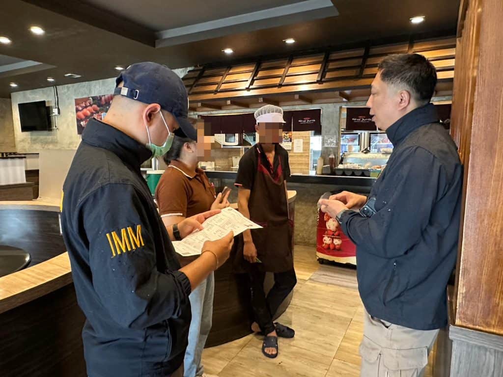 สืบตม.5 จับปรับเจ้าของร้านอาหารให้ที่พักต่างด้าวไม่แจ้งเจ้าหน้าที่ สืบตม.5 จับปรับเจ้าของร้านอาหารให้ที่พักต่างด้าวไม่แจ้งเจ้าหน้าที่