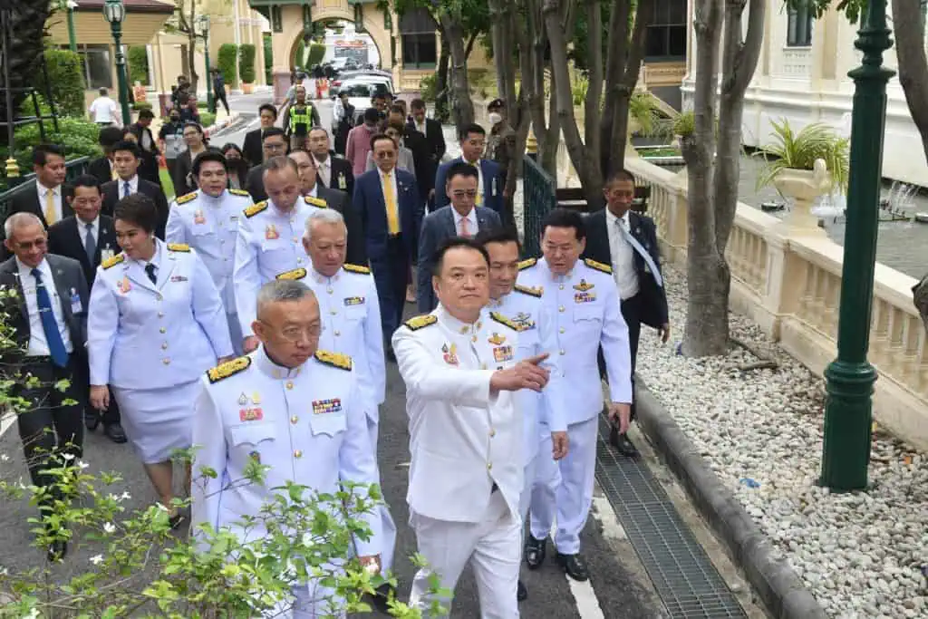 นายกรัฐมนตรี นำ ครม.ชุดใหม่ แถลงน้อมนำกระแสพระราชดำรัสในหลวง เป็นแนวทางปฏิบัติงาน ย้ำ เป็นรัฐบาลของประชาชน มั่นใจพรรคร่วมมีจุดหมายเดียวกัน ลั่น ไม่มีแบ่งก๊วน ตอบไม่ชัดคุมเศรษฐกิจเองหรือไม่ ขอรอหลังแถลงนโยบายรัฐบาลแบ่งงานชัดเจน