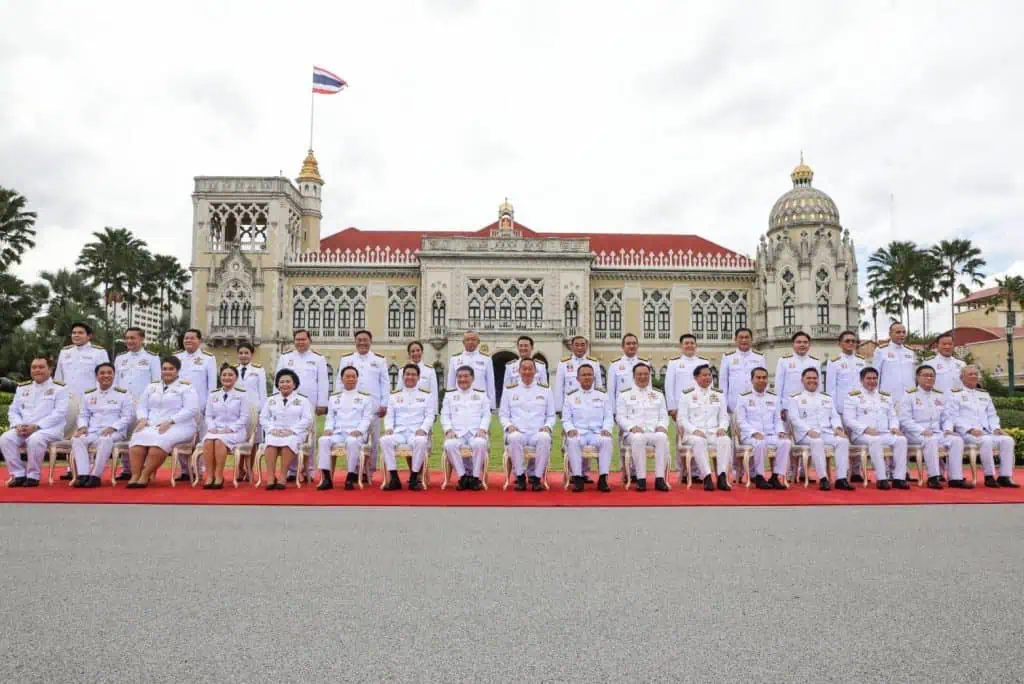 นายกรัฐมนตรี นำ ครม.ชุดใหม่ แถลงน้อมนำกระแสพระราชดำรัสในหลวง เป็นแนวทางปฏิบัติงาน ย้ำ เป็นรัฐบาลของประชาชน มั่นใจพรรคร่วมมีจุดหมายเดียวกัน ลั่น ไม่มีแบ่งก๊วน ตอบไม่ชัดคุมเศรษฐกิจเองหรือไม่ ขอรอหลังแถลงนโยบายรัฐบาลแบ่งงานชัดเจน