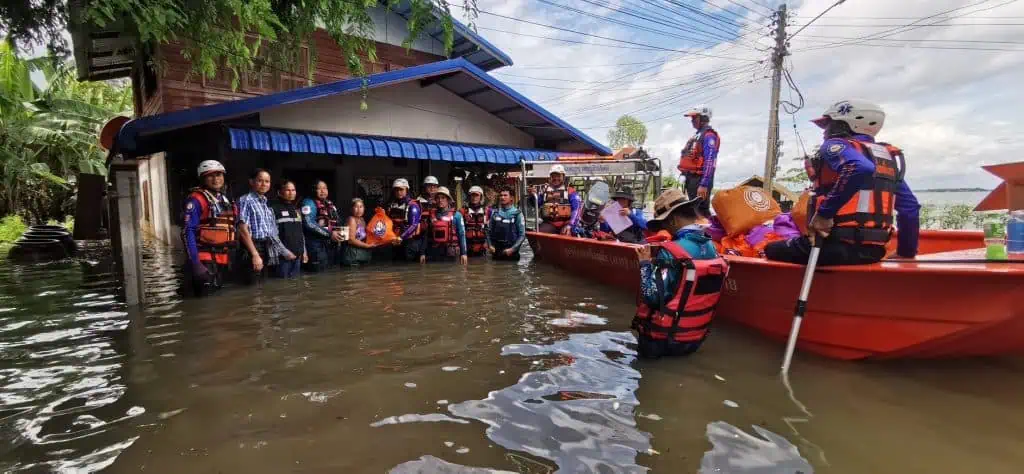 ทีมเพื่อนพึ่ง(ภาฯ) อาสา ปฏิบัติการภัยพิบัติ ร่วมกับกู้ภัยกาฬสินธุ์ช่วยขนย้ายสิ่งของเครื่องใช้ แจกถุงยังชีพระราชทานให้ผู้ประสบอุทกภัยที่จังหวัดกาฬสินธุ์