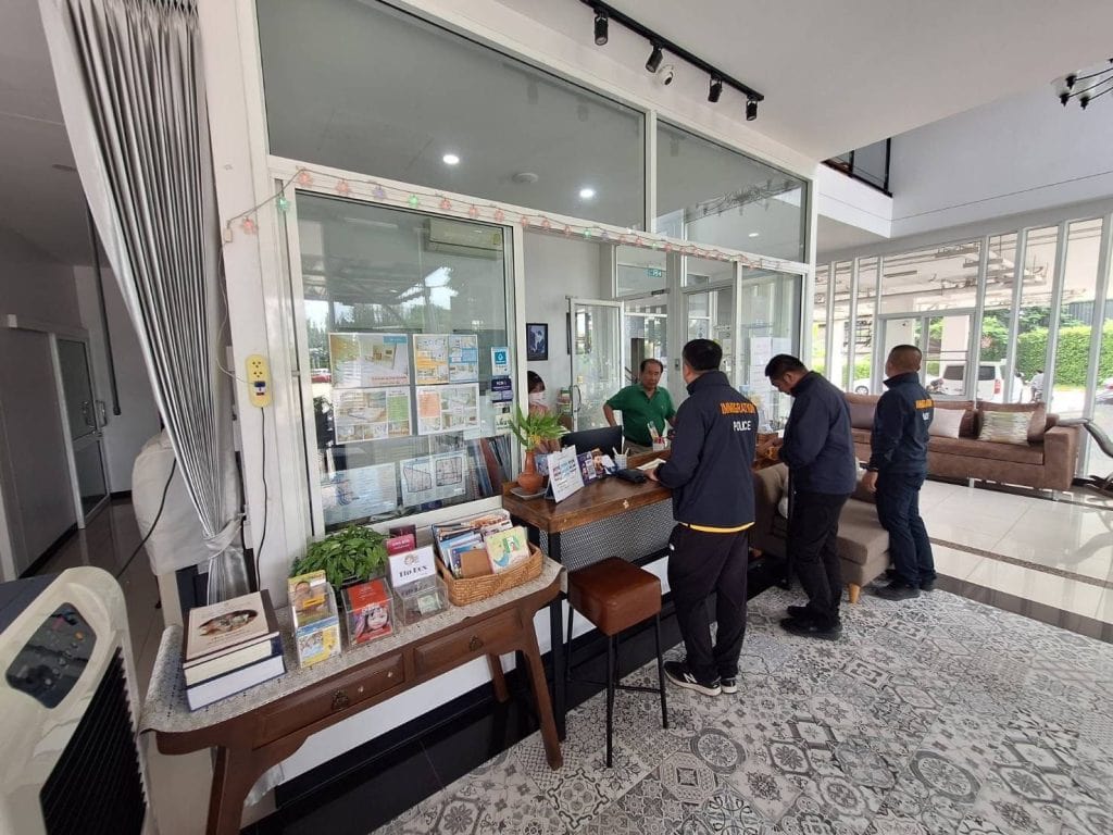 ตม.เชียงใหม่ กวดขันรร. แจ้งที่พักคนต่างด้าว ภายใน 24 ชม. ตม.เชียงใหม่ กวดขันรร. แจ้งที่พักคนต่างด้าว ภายใน 24 ชม.