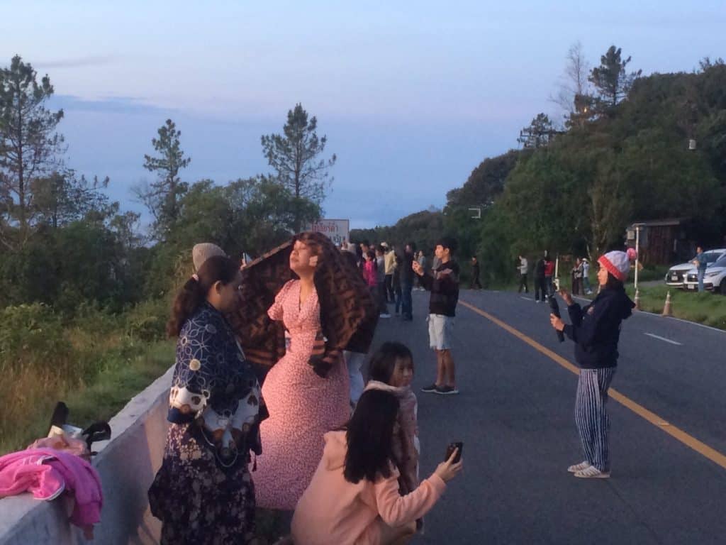 ยอดดอยอินทนนท์ 10 องศา นทท.เพิ่ม 2 พันคนต่อวัน ยอดดอยอินทนนท์ 10 องศา นทท.เพิ่ม 2 พันคนต่อวัน