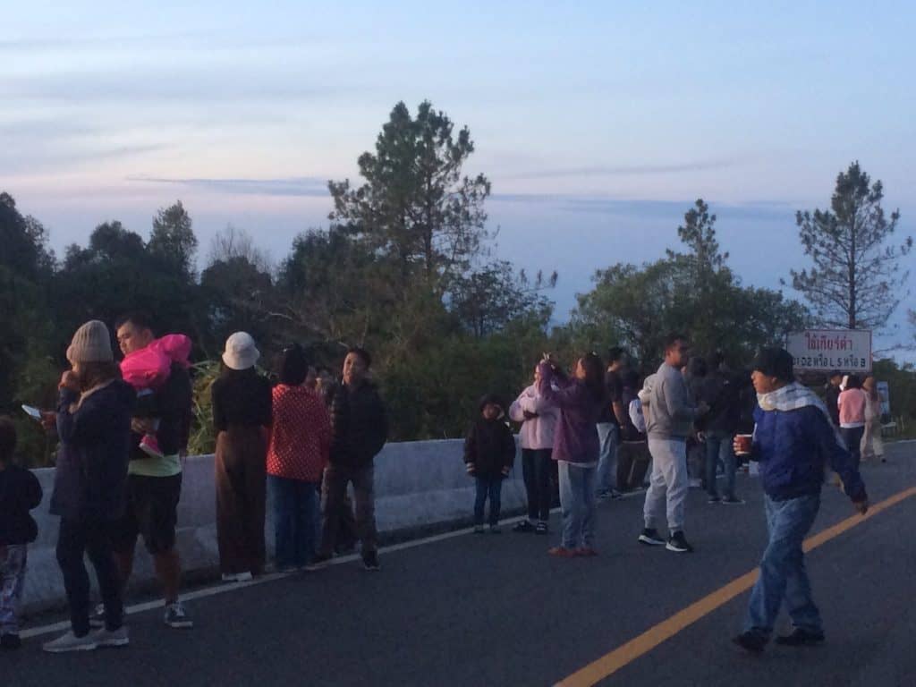 ยอดดอยอินทนนท์ 10 องศา นทท.เพิ่ม 2 พันคนต่อวัน ยอดดอยอินทนนท์ 10 องศา นทท.เพิ่ม 2 พันคนต่อวัน