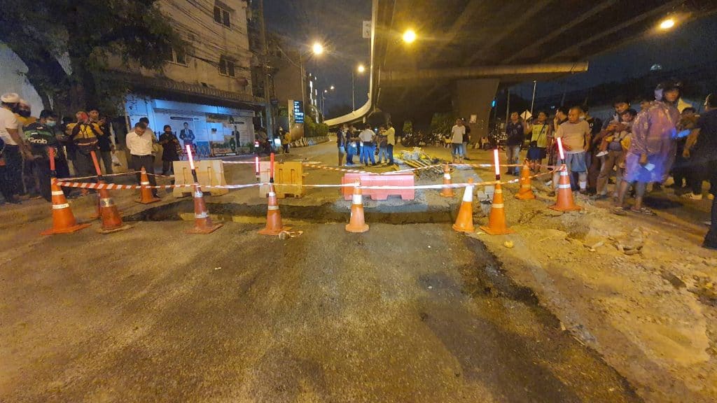 ฟอร์จูนเนอร์เกือบตกบ่อพักน้ำจากเหตุถนนจตุรทิศทรุดตัว ฟอร์จูนเนอร์เกือบตกบ่อพักน้ำจากเหตุถนนจตุรทิศทรุดตัว