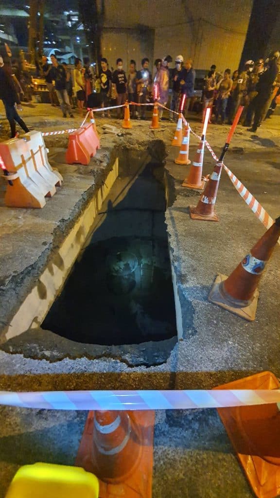 ฟอร์จูนเนอร์เกือบตกบ่อพักน้ำจากเหตุถนนจตุรทิศทรุดตัว ฟอร์จูนเนอร์เกือบตกบ่อพักน้ำจากเหตุถนนจตุรทิศทรุดตัว