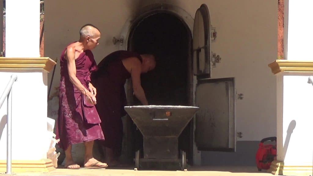 เป็นทุกอย่างให้แล้ว ครูบาโลงศพ ทำโลง-สัปเหร่อ-พิธีกรงานขาวดำ เป็นทุกอย่างให้แล้ว ครูบาโลงศพ ทำโลง-สัปเหร่อ-พิธีกรงานขาวดำ