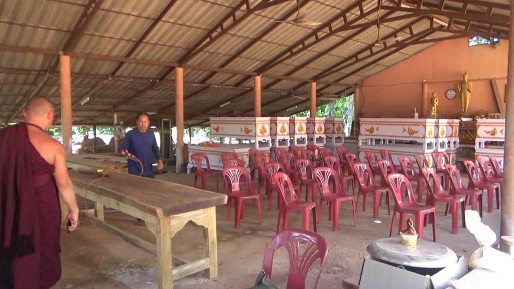 เป็นทุกอย่างให้แล้ว ครูบาโลงศพ ทำโลง-สัปเหร่อ-พิธีกรงานขาวดำ เป็นทุกอย่างให้แล้ว ครูบาโลงศพ ทำโลง-สัปเหร่อ-พิธีกรงานขาวดำ