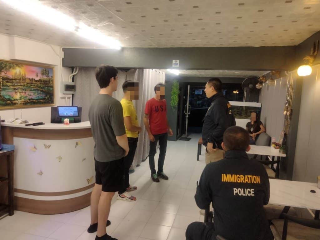 ตม.เชียงใหม่ จับหนุ่มตุรกี แอบทำงานผิดกฎหมาย ตม.เชียงใหม่ จับหนุ่มตุรกี แอบทำงานผิดกฎหมาย