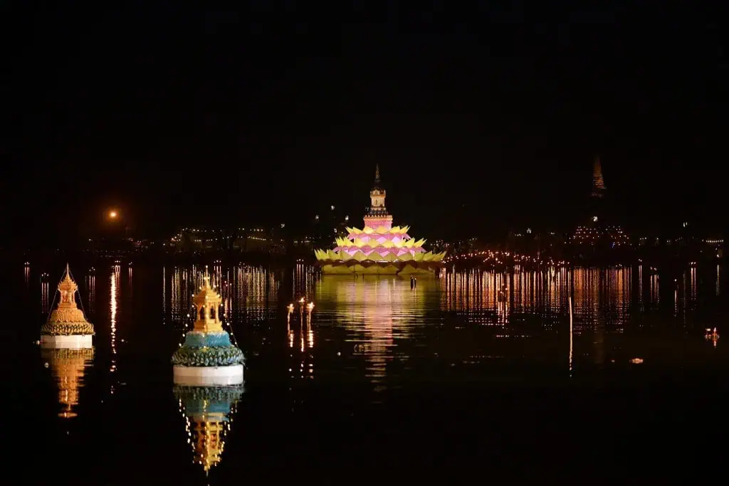 นายกรัฐมนตรีร่วมพิธีเผาเทียน และพิธีลอยประทีปพระราชทาน และชมการแสดงพลุ ตะไล ไฟพะเนียง ณ อุทยานประวัติศาสตร์สุโขทัย นักท่องเที่ยวแห่เที่ยวชมงานกว่า 340,000 คน กระตุ้นเศรษฐกิจในพื้นที่ได้อย่างคึกคัก