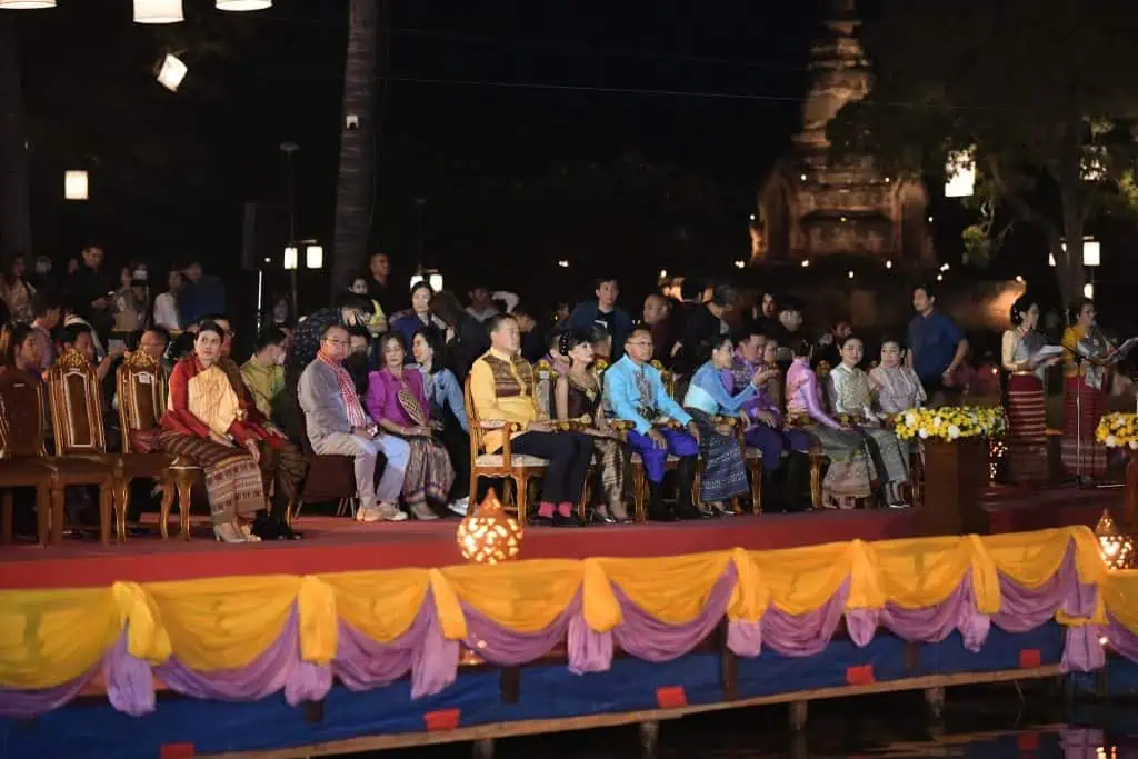 นายกรัฐมนตรีร่วมพิธีเผาเทียน และพิธีลอยประทีปพระราชทาน และชมการแสดงพลุ ตะไล ไฟพะเนียง ณ อุทยานประวัติศาสตร์สุโขทัย นักท่องเที่ยวแห่เที่ยวชมงานกว่า 340,000 คน กระตุ้นเศรษฐกิจในพื้นที่ได้อย่างคึกคัก