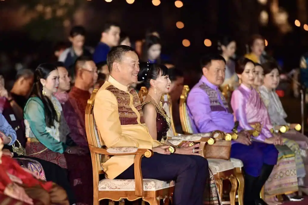 นายกรัฐมนตรีร่วมพิธีเผาเทียน และพิธีลอยประทีปพระราชทาน และชมการแสดงพลุ ตะไล ไฟพะเนียง ณ อุทยานประวัติศาสตร์สุโขทัย นักท่องเที่ยวแห่เที่ยวชมงานกว่า 340,000 คน กระตุ้นเศรษฐกิจในพื้นที่ได้อย่างคึกคัก