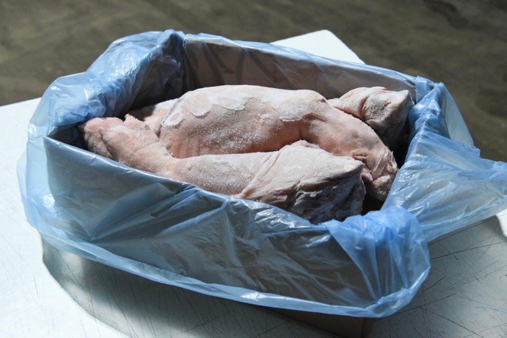 ปปง. เตรียมยึดอายัดทรัพย์ เครือข่ายนำเข้าหมูเถื่อน เผยมี 50 บริษัทเข้ามาเกี่ยวข้อง ดีเอสไอ เตรียมออกหมายจับนายทุนเบื้องหลังสั่งปิชปิ้งลักลอบนำเข้าหมูเถื่อน ปปง. เตรียมยึดอายัดทรัพย์ เครือข่ายนำเข้าหมูเถื่อน เผยมี 50 บริษัทเข้ามาเกี่ยวข้อง ดีเอสไอ เตรียมออกหมายจับนายทุนเบื้องหลังสั่งปิชปิ้งลักลอบนำเข้าหมูเถื่อน